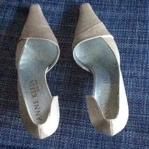 Grayish white pumps